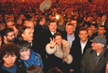 Sanda Raskovic Ivic makes nationalist sign while standing next to Kostunica at concert-celebration